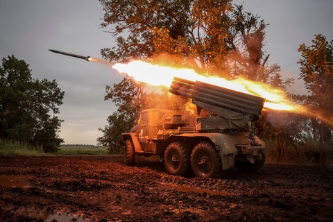 Hệ thống pháo tự hành BM-21 Grad của Ukraine tại Donetsk khai hỏa hôm 11-8 - Ảnh: REUTERS Hệ thống pháo tự hành BM-21 Grad của Ukraine tại Donetsk khai hỏa hôm 11-8 - Ảnh: REUTERS