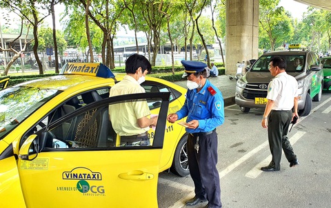 Thanh tra giao thông kiểm tra taxi khu vực sân bay Tân Sơn Nhất - Ảnh: MINH HÒA Thanh tra giao thông kiểm tra taxi khu vực sân bay Tân Sơn Nhất - Ảnh: MINH HÒA