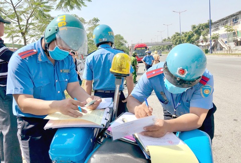 Theo đề xuất tại dự luật giao thông đường bộ, "thanh tra giao thông không được dừng phương tiện". Trong ảnh: đội thanh tra giao thông số 5 (Sở GTVT TP.HCM) kiểm tra xử lý xe đậu sai quy định - Ảnh: CHÂU TUẤN Theo đề xuất tại dự luật giao thông đường bộ, "thanh tra giao thông không được dừng phương tiện". Trong ảnh: đội thanh tra giao thông số 5 (Sở GTVT TP.HCM) kiểm tra xử lý xe đậu sai quy định - Ảnh: CHÂU TUẤN