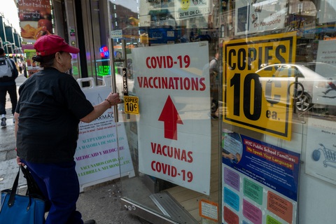HIệu thuốc quảng cáo có bán vắc xin COVID-19 ở New York, Mỹ - Ảnh: REUTERS Hiệu thuốc quảng cáo có bán vắc xin COVID-19 ở New York, Mỹ - Ảnh: REUTERS