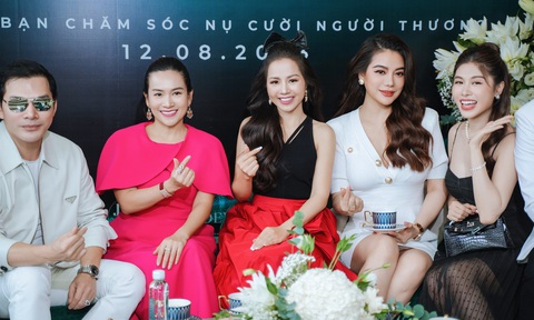Trương Ngọc Ánh mặc đồ đôi cùng chồng cũ Trần Bảo Sơn tại sự kiện - Ảnh 1. Vợ chồng Đăng Khôi - Thủy Anh đề nghị đổi chỗ để Trần Bảo Sơn ngồi cạnh Trương Ngọc Ánh. Nhưng nữ diễn viên - nhà sản xuất từ chối. Cô nói đùa: 'Chúng tôi ngồi cạnh lại dễ nảy lửa'.