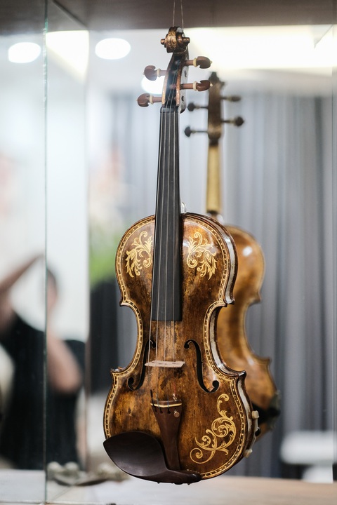 Cận cảnh chiếc đàn violin sứ đầu tiên trên thế giới của nghệ nhân Xuân Huy- Ảnh: MAI THƯƠNG Cận cảnh chiếc đàn violin sứ đầu tiên trên thế giới của nghệ nhân Xuân Huy- Ảnh: MAI THƯƠNG