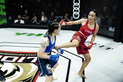 Hồ Thị Ngọc Bích (đỏ) thắng Đỗ Thị Ngọc Hân (xanh) bằng kỹ thuật siết cổ Rear naked choke ở hạng cân 52kg nữ - Ảnh: BTC Hồ Thị Ngọc Bích (đỏ) thắng Đỗ Thị Ngọc Hân (xanh) bằng kỹ thuật siết cổ Rear naked choke ở hạng cân 52kg nữ - Ảnh: BTC