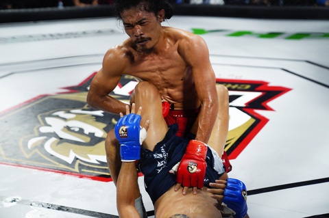 Tại hạng cân 56kg, tay đấm Trần Trọng Kim (đỏ) thắng submission Phạm Bá Hợi (xanh) bằng kỹ thuật bẻ chân ankle lock ở hiệp 3 - Ảnh: BTC Tại hạng cân 56kg nam, tay đấm Trần Trọng Kim (đỏ) thắng submission Phạm Bá Hợi (xanh) bằng kỹ thuật bẻ chân ankle lock ở hiệp 3 - Ảnh: BTC