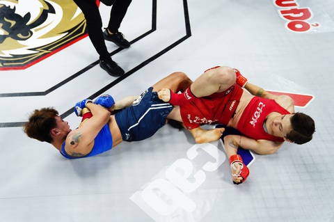 Bianka Balajti (đỏ) thắng submission Nguyễn Thị Uyển Nhi (xanh) bằng kỹ thuật siết cổ sau Rear naked choke ngay hiệp 1 - Ảnh: BTC Bianka Balajti (đỏ) thắng submission Nguyễn Thị Uyển Nhi (xanh) bằng kỹ thuật siết cổ sau Rear naked choke ngay hiệp 1 ở hạng cân 56kg nữ - Ảnh: BTC