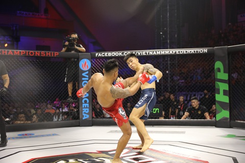Dù đã có những pha uy hiếp đương kim vô địch hạng cân 56kg Phạm Văn Nam, nhưng tay đấm Đinh Văn Hương vẫn để thua ở hiệp thứ 3 bởi đòn khóa siết của Văn Nam - Ảnh: BTC Dù đã có những pha uy hiếp đương kim vô địch hạng cân 56kg Phạm Văn Nam, nhưng tay đấm Đinh Văn Hương vẫn để thua ở hiệp thứ 3 bởi đòn khóa siết của Văn Nam - Ảnh: BTC