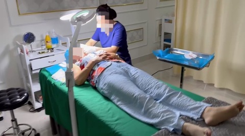 Công an đang củng cố hồ sơ, tài liệu để xử lý vi phạm của cơ sở thẩm mỹ - Ảnh: H.B. Công an quận Thanh Khê (Đà Nẵng) phát hiện nhân viên là lao công đang thực hiện dịch vụ căng da mặt cho khách - Ảnh: H.B.