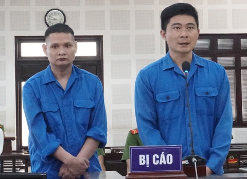 ‘Nổ’ quen lãnh đạo công an, lừa đảo chạy án, chuyển công tác…để lấy tiền tiêu xài - Ảnh 1. Hai bị cáo bị tuyên phạm tội lừa đảo chiếm đoạt tài sản - Ảnh: Đ.C.