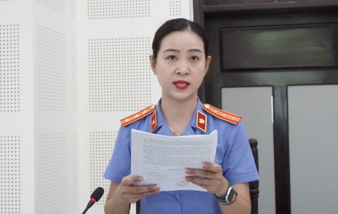 ‘Nổ’ quen lãnh đạo công an, lừa đảo chạy án, chuyển công tác…để lấy tiền tiêu xài - Ảnh 2. Đại diện Viện KSND công bố bản cáo trạng - Ảnh: Đ.C.