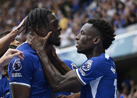 Chelsea và Liverpool bất phân thắng bại - Ảnh 3. Niềm vui của các cầu thủ Chelsea sau khi Axel Disasi ghi bàn cân bằng tỉ số 1-1 cho Chelsea - Ảnh: REUTERS