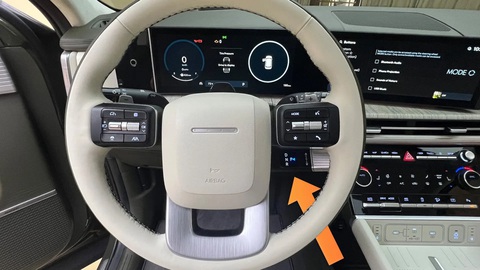 Hyundai đã ấn định thiết kế táo bạo của Santa Fe từ 5 năm trước - Ảnh 3. Cần số được Hyundai chuyển về cột vô lăng để làm phẳng giao diện cụm điều khiển trung tâm - Ảnh: The Drive