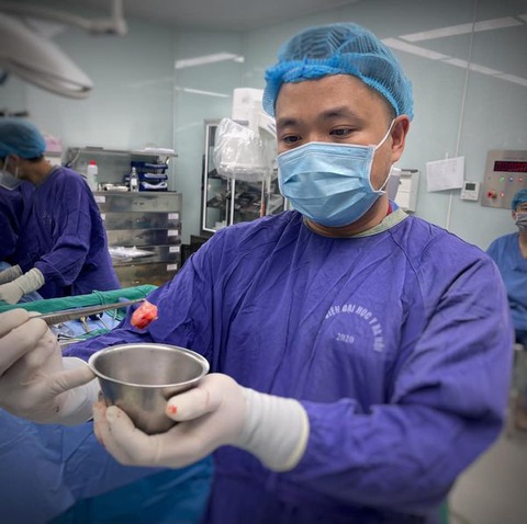 Đau lưng, liệt chân tưởng thoát vị đĩa đệm nào ngờ....u cột sống - Ảnh 1. Khối u cột sống được lấy ra ở bệnh nhân - Ảnh: BSCC