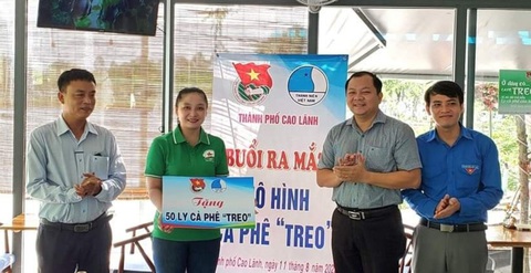 Cà phê treo nghĩa tình đem lại nụ cười cho bà con bán vé số - Ảnh 2. Tại mỗi điểm khai trương mô hình Cà phê 'treo' nghĩa tình, Tỉnh Đoàn Đồng Tháp trao tặng 50 ly - Ảnh: TỐNG DOANH
