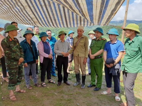 Hai mẹ con mất tích khi đi qua suối ở Sơn La - Ảnh 3. Chủ tịch UBND huyện Bắc Yên Đào Văn Nguyên cùng đoàn công tác thăm hỏi, động viên gia đình nạn nhân - Ảnh: PHẠM PHƯỢNG