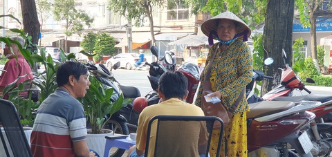 Đảm bảo hoa hồng 10% cho người bán vé số trong mọi trường hợp - Ảnh 1. Người bán vé số dạo tại quận Ninh Kiều, TP Cần Thơ - Ảnh: LÊ DÂN