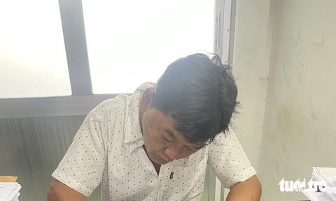Bắt giam bị can cướp tiền của người đàn ông tàn tật khi đang bán vé số - Ảnh 1. Nguyễn Văn Khanh tại cơ quan công an - Ảnh: HỒNG NHÂN