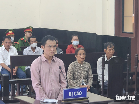 10 năm tù cho người chồng chích điện vợ trong lúc ngủ do ghen tuông - Ảnh 1. Trần Văn Tú tại phiên tòa xét xử sơ thẩm - Ảnh: HOÀI THƯƠNG
