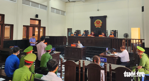 10 năm tù cho người chồng chích điện vợ trong lúc ngủ do ghen tuông - Ảnh 2. Quang cảnh phiên tòa xét xử chồng chích điện vợ do ghen tuông - Ảnh: HOÀI THƯƠNG