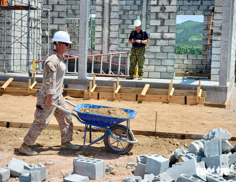 Ngôi trường của tình hữu nghị Việt - Mỹ - Ảnh 2. Lính Mỹ trở thành "thợ xây", xây trường cho trẻ nhỏ ở Phú Yên - Ảnh: MINH CHIẾN