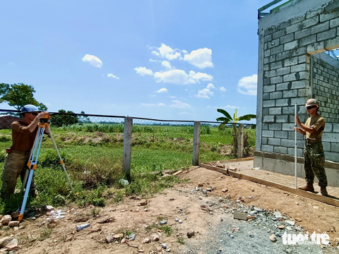 Ngôi trường của tình hữu nghị Việt - Mỹ - Ảnh 3. Máy đo trắc địa được đưa vào kiểm tra công trình - Ảnh: MINH CHIẾN
