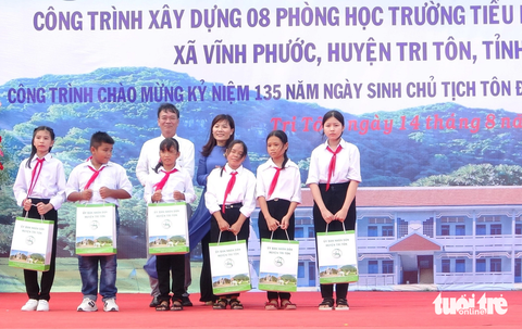 Phó Chủ tịch nước Võ Thị Ánh Xuân vận động 5 tỉ đồng xây trường - Ảnh 3. Bà Trần Thị Ngọc Diễm - giám đốc Sở Giáo dục và Đào tạo - tặng quà cho các em học sinh nghèo, học giỏi tại buổi lễ - Ảnh: MINH KHANG