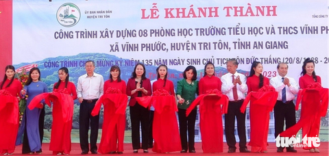 Phó Chủ tịch nước Võ Thị Ánh Xuân vận động 5 tỉ đồng xây trường - Ảnh 1. Phó chủ tịch nước Võ Thị Ánh Xuân (thứ 6 từ trái sang) cắt băng khánh thành 8 phòng học của Trường tiểu học và THCS Vĩnh Phước, huyện Tri Tôn - Ảnh: MINH KHANG