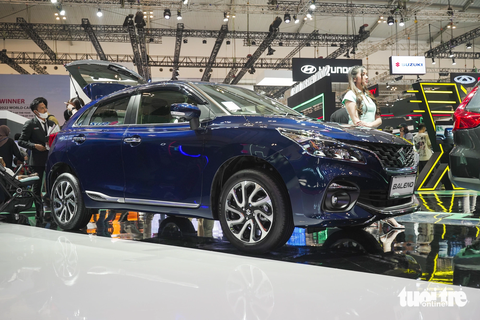 Xem Suzuki Baleno giá quy đổi từ 413 triệu đồng: Cùng phân khúc Toyota Raize, nhiều trang bị cao cấp - Ảnh 1. Tại gian hàng Suzuki ở Triển lãm GIIAS 2023, Baleno khá nổi bật. Xe thuộc phân khúc hạng A. Tại Indonesia, mẫu xe này được phân phối hai phiên bản số sàn (MT) và số tự động (AT), giá quy đổi lần lượt 413 triệu và 437 triệu đồng