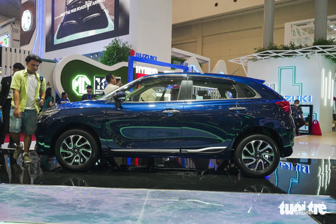 Xem Suzuki Baleno giá quy đổi từ 413 triệu đồng: Cùng phân khúc Toyota Raize, nhiều trang bị cao cấp - Ảnh 3. Suzuki Baleno có kích thước lần lượt 3.990 x 1.745 x 1.485 mm (DxRxC), chiều dài cơ sở 2.520 mm. Thông số trên khá tương đồng với mẫu Toyota Raize đang bán tại Việt Nam. Khoảng sáng gầm đạt 160 mm, tức thấp hơn 40 mm so với Raize