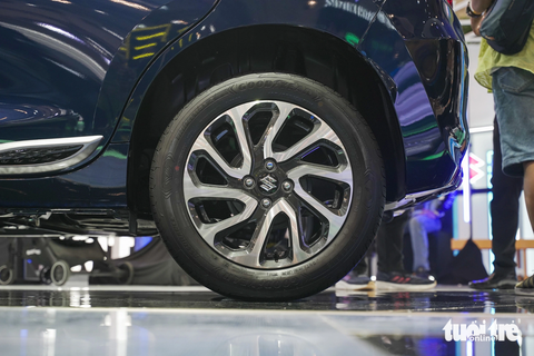Xem Suzuki Baleno giá quy đổi từ 413 triệu đồng: Cùng phân khúc Toyota Raize, nhiều trang bị cao cấp - Ảnh 4. Suzuki Baleno sử dụng bộ mâm đa chấu 16 inch, hoàn thiện hai tông màu. Mẫu xe này chỉ được trang bị phanh đĩa ở bánh trước