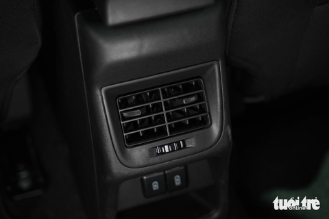 Xem Suzuki Baleno giá quy đổi từ 413 triệu đồng: Cùng phân khúc Toyota Raize, nhiều trang bị cao cấp - Ảnh 11. Tuy nhiên, hàng ghế sau của mẫu xe này có cửa gió điều hòa và hai cổng sạc USB.