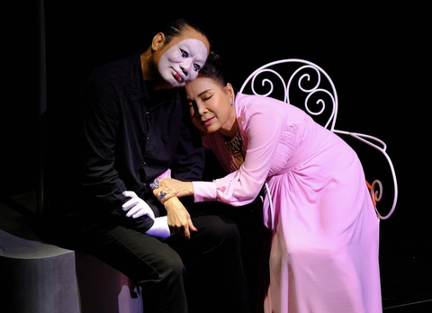 NSND Kim Xuân và đạo diễn Đoàn Khoa trong vở Mình nói chuyện Mình - Ảnh: Blue Productions NSND Kim Xuân và đạo diễn Đoàn Khoa trong vở Mình nói chuyện Mình - Ảnh: Blue Productions
