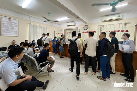 Đông nghịt người xếp hàng sang tên ô tô trước ngày biển số định danh có hiệu lực - Ảnh 2. Người dân nộp hồ sơ sang tên đổi chủ phương tiện trước ngày thông tư 24 có hiệu lực - Ảnh: DANH TRỌNG