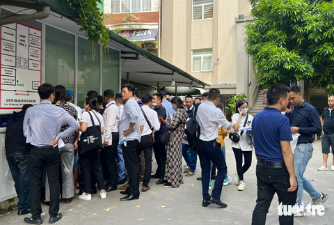 Đông nghịt người xếp hàng sang tên ô tô trước ngày biển số định danh có hiệu lực - Ảnh 4. Trong khu vực sân trụ sở rất đông người dân đứng chờ làm thủ tục - Ảnh: DANH TRỌNG