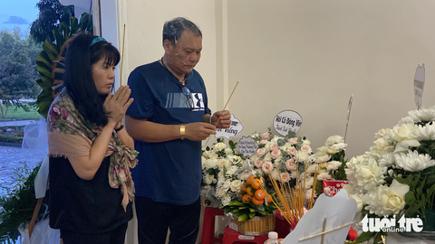 Người hâm mộ cả nước lên phố núi viếng cựu tiền đạo CLB Hoàng Anh Gia lai - Ảnh 1. Người hâm mộ thắp hương viếng cựu tiền đạo CLB Hoàng Anh Gia Lai Paollo Madeira Oliveira - Ảnh: ĐÌNH CƯƠNG