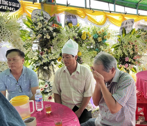 Nước mắt tiễn đưa - Ảnh 1. Bầu Đức (bìa phải) rơi nước mắt khi đến viếng và tiễn đưa cố bác sĩ Đào Trọng Trí trưa 14-8 - Ảnh: ĐỖ TUẤN
