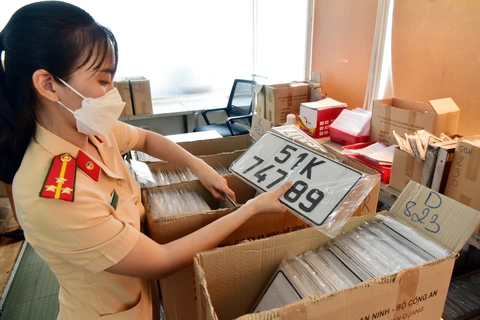 Biển số xe sẽ được giao cho người dân tại đội đăng ký phương tiện giao thông cơ giới đường bộ (quận Bình Thạnh, TP.HCM) - Ảnh: T.T.D. Biển số xe sẽ được giao cho người dân tại đội đăng ký phương tiện giao thông cơ giới đường bộ (quận Bình Thạnh, TP.HCM) - Ảnh: T.T.D.