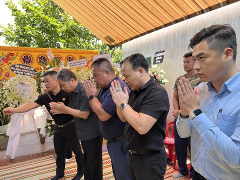 Nước mắt tiễn đưa - Ảnh 2. Đại diện VFF và VPF thắp nhang trước quan tài cố bác sĩ Đào Trọng Trí - Ảnh: ĐỖ TUẤN