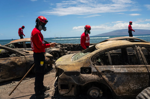 Cháy rừng ở Hawaii: Hệ thống nước sụp đổ, các trụ chữa cháy vô ích - Ảnh 1. Các thành viên của Sở Cứu hỏa Honolulu làm việc tại Lahaina sau cháy rừng - Ảnh: NEW YORK TIMES