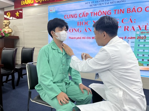 Một thanh niên bị hóc xương cá trong 6 tháng nhưng lại tưởng mắc bệnh ung bướu - Ảnh 1. Bệnh nhân đang được bác sĩ điều trị khám lại vết mổ - Ảnh: T.DƯƠNG
