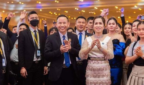Hình ảnh "lung linh" của tỉ phú Hy Kimhong - Ảnh: KHMERTIMES Hình ảnh "lung linh" của ông Hy Kimhong - Ảnh: KHMER TIMES