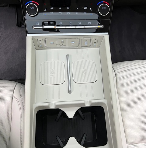 Hyundai đã ấn định thiết kế táo bạo của Santa Fe từ 5 năm trước - Ảnh 4. Nhờ không còn cần số, vị trí cụm điều khiển trung tâm trên Hyundai Santa Fe nay rộng mênh mông - Ảnh: The Drive