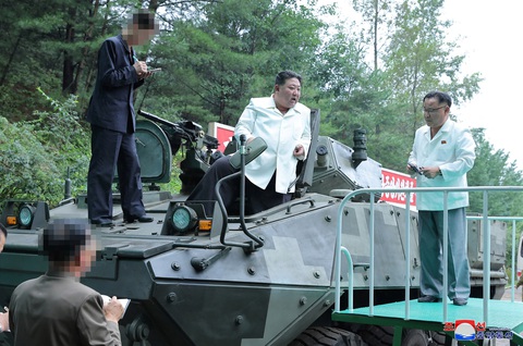 Tin tức thế giới 14-8: Quân Nga đặt 5 quà mìn/m2; Ông Kim Jong Un lái xe bọc thép - Ảnh 2. Ảnh chụp (không ghi rõ thời gian) được truyền thông Triều Tiên đăng ngày 14-8-2023 cho thấy nhà lãnh đạo Triều Tiên Kim Jong Un đến thăm một nhà máy quân sự quan trọng - Ảnh: KCNA