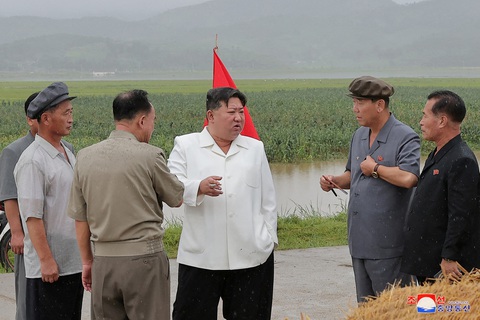 Ông Kim Jong Un thị sát công tác chống bão tại huyện Anbyon, ngày 14-8 - Ảnh: KCNA Ông Kim Jong Un thị sát công tác chống bão tại huyện Anbyon, ngày 14-8 - Ảnh: KCNA