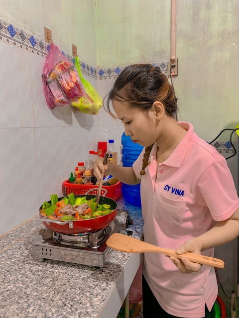 Thu Trang chuẩn bị cho clip bữa cơm chiều đăng TikTok - Ảnh: NVCC Thu Trang chuẩn bị cho clip bữa cơm chiều đăng TikTok - Ảnh: NVCC