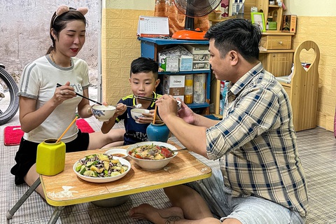 Bữa cơm rộn tiếng cười của gia đình anh Ngọc Bảnh thu hút nhiều người xem và đã kiếm được tiền từ một hãng nước mắm - Ảnh: AN VI Bữa cơm rộn tiếng cười của gia đình anh Ngọc Bảnh thu hút nhiều người xem và đã kiếm được tiền từ một hãng nước mắm - Ảnh: AN VI