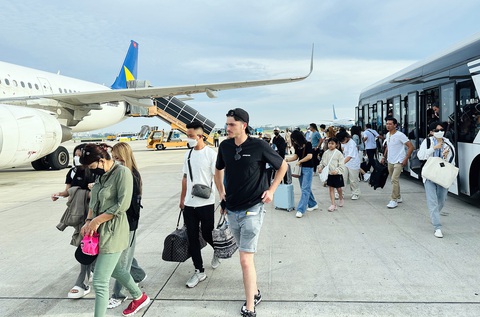 Nửa triệu vé máy bay, nhưng không có vé rẻ dịp 2-9 - Ảnh 1. Giá vé máy bay dịp lễ 2-9 vẫn neo ở mức cao dù dự báo khách đi lại ở mức thấp - Ảnh: C.TRUNG