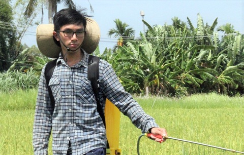 Học đi phun thuốc thuê, nỗ lực vượt khó để bước tới giảng đường - Ảnh: TRẦN MAI Học đi phun thuốc thuê, nỗ lực vượt khó để bước tới giảng đường - Ảnh: TRẦN MAI