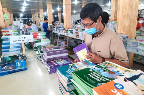 Sách giáo khoa là một trong những vấn đề được nhiều giáo viên và phụ huynh quan tâm. Trong ảnh: phụ huynh mua sách giáo khoa cho con, chuẩn bị năm học mới 2023-2024 - Ảnh: NHƯ HÙNG Sách giáo khoa là một trong những vấn đề được nhiều giáo viên và phụ huynh quan tâm. Trong ảnh: phụ huynh mua sách giáo khoa cho con, chuẩn bị năm học mới 2023-2024 - Ảnh: NHƯ HÙNG