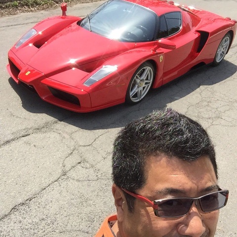 Suýt ngồi tù vì chạy quá tốc độ, huyền thoại Ferrari bào chữa: 'Máy quá mạnh, chạy chậm rất hại' - Ảnh 2. Nhà thiết kế Okuyama đăng ảnh chụp với chiếc Ferrari Enzo trên tài khoản mạng xã hội - Ảnh: @okuyama0527/Twitter (X)