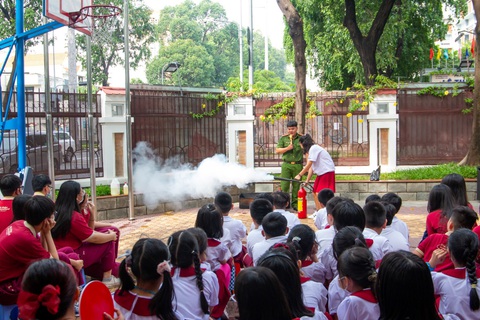 Hàng chục ngàn học sinh trường tư thục TP.HCM tựu trường - Ảnh 3. Học sinh Trường quốc tế Á Châu được học về kỹ năng phòng cháy chữa cháy trong tuần lễ tựu trường đầu tiên - Ảnh: CTV